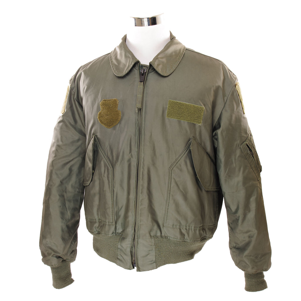 The military Flight Jacket CWU-45P is still currently used, it was made for colder weather and is fire resistant. Vintage US Air Force CWU 45/P 45P Winter Flight Jacket 1995 Size L. 9415-00-310-1140 MIL-1-83388E SP0100-95-C-5024