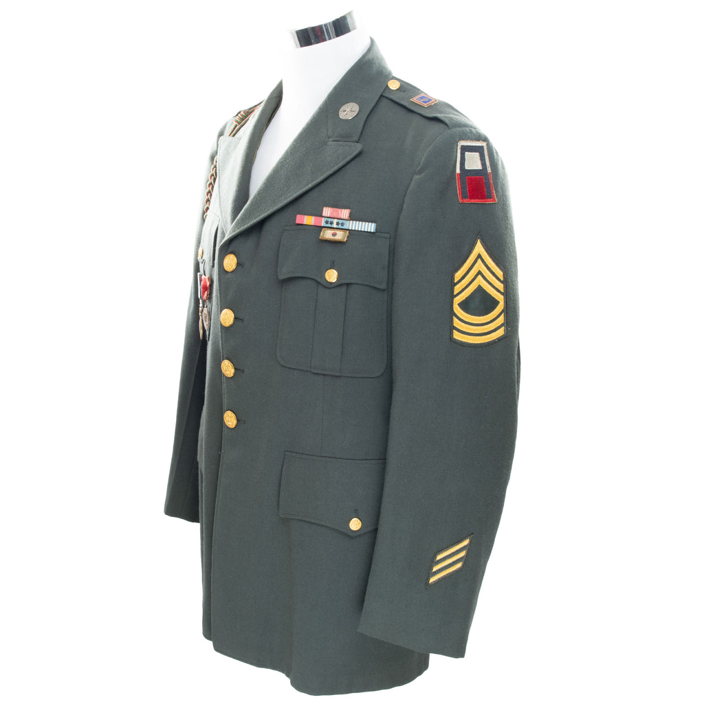 Vintage Us Army Uniform Officer Dress Jacket 1957 Patch Size 46R

Patches: Master Sgt, Unlisted Us Collar Insigna, Eighth Army, Air Defence Artillery, First Army, United Nation Medal, Korean Service Medal, Republic Of Korea Presidential Unit Citation, Army Good Conduct Medal, Nstional Defence Service Medal, 955Th Field Artillery
