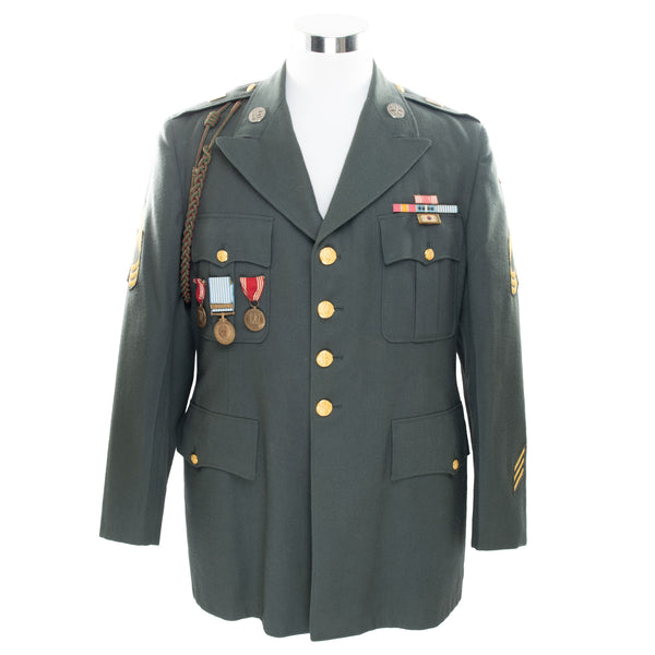 Vintage Us Army Uniform Officer Dress Jacket 1957 Patch Size 46R

Patches: Master Sgt, Unlisted Us Collar Insigna, Eighth Army, Air Defence Artillery, First Army, United Nation Medal, Korean Service Medal, Republic Of Korea Presidential Unit Citation, Army Good Conduct Medal, Nstional Defence Service Medal, 955Th Field Artillery