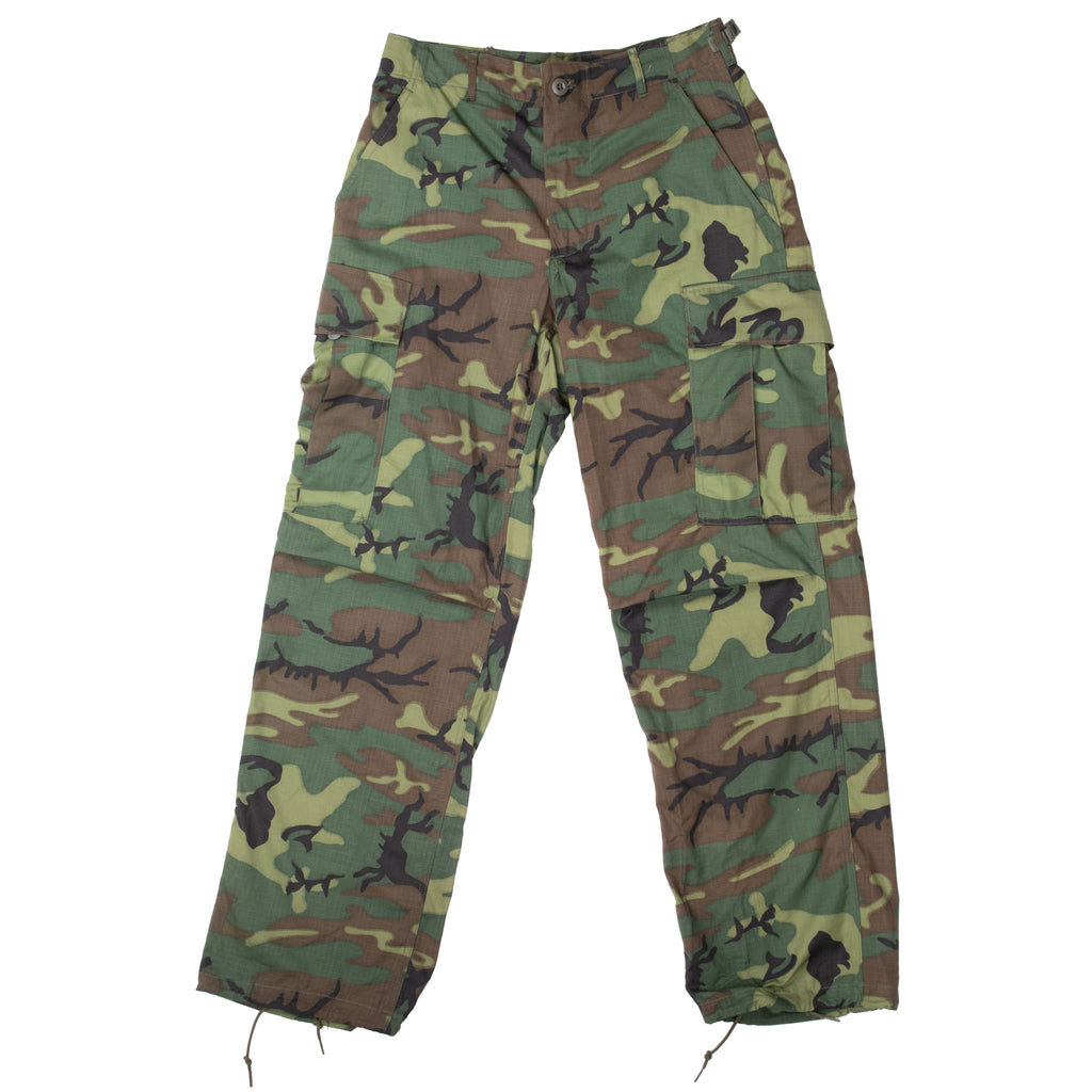 Vintage Us Army Tropical Combat Trousers 6Th Pattern Erdl 1969 Vietnam Size Small Regular Nos Deadstock

DSA 100-69-C-1405

The 6th version of the Tropical Combat Trousers featured a zip rather than the button fly that had been a feature of all prior models. The pocket drain holes, which had been missing from the 4th and 5th patterns, were reintroduced, but the seams above the back pockets were removed. Like the 5th pattern trousers, they were made from rip-stop cotton poplin and were produced in both OG-10