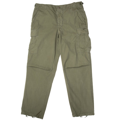 Vintage US Army Tropical Combat Trousers Pants 5Th Pattern Rip Stop Poplin With Wind Resistant Cotton Poplin OG 107 1967 Vietnam War Size Large Regular Waist size adjustable and Length size from Crotch to Botton Hem 33in


DSA- 100-67-C-3346

Apparel Corp. Of America