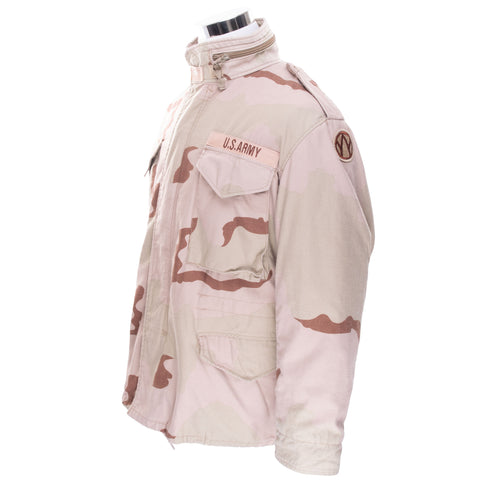 Vintage Us Army M65 Field Jacket Desert Camouflage 1999 Size Medium Short With Patch

SP0100-99-D-0303

Patch: US Army, USA Flag, Sergeant, 89th infantry