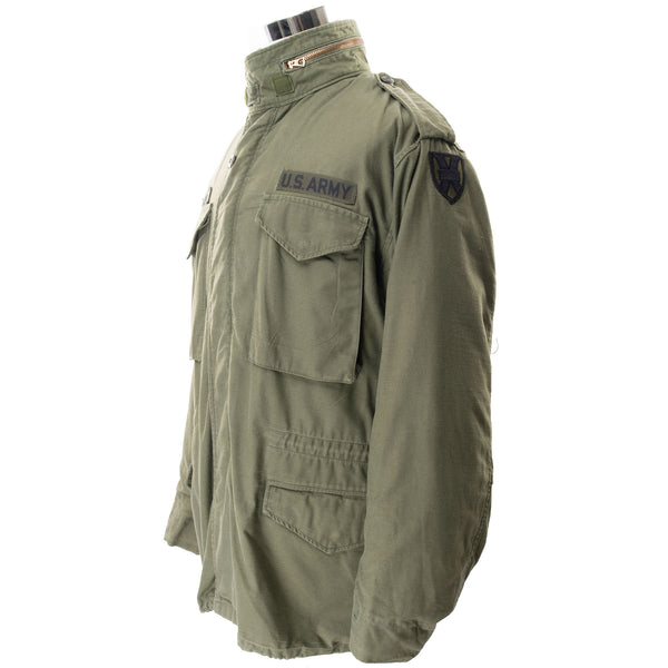 Vintage Us Army M-1965 M65 Field Jacket 1977 Size Large Regular

DSA100-77-C-1368

SO SEW STYLE INC.

PATCH: USARV US Army Vietnam, Us Army, Jauch, 21st Sustainment Command