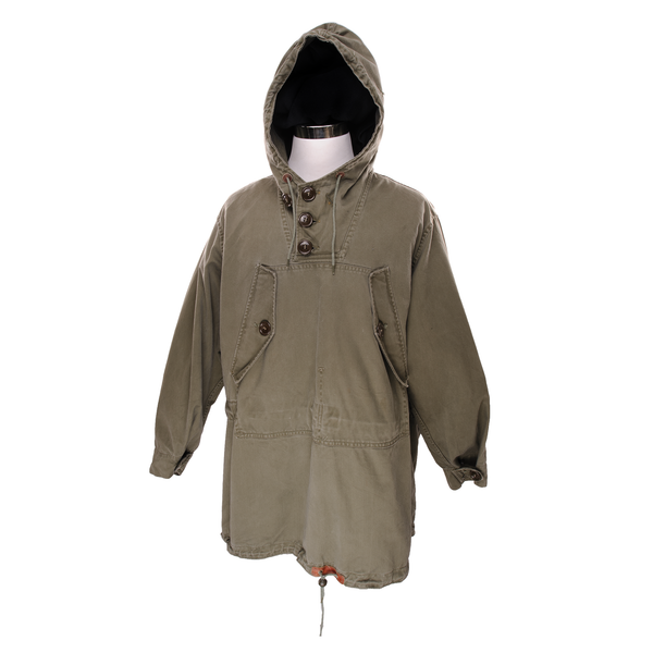 Vintage Us Army Pullover Parka Field Cotton 1948 Size Medium was made of cotton duck fabric, had slash side pockets, adjustable cuffs and a hood with an integral peak.  The year of production is 1948 but the style is from World War II.