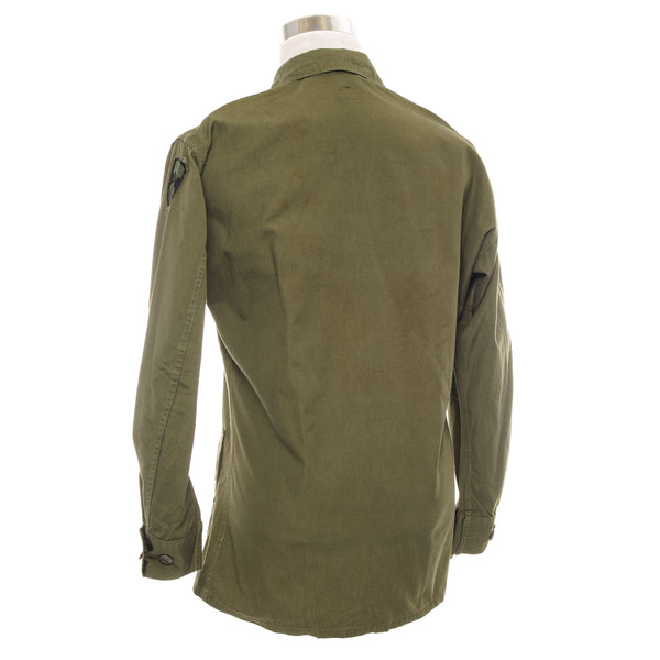 US ARMY TROPICAL COMBAT JACKET 2ND PATTERN 1966 VIETNAM WAR THE ARMY OF THE REPUBLIC OF VIETNAM SPECIAL FORCES, THE SOUTH VIETNAMESE REGIONAL FORCES, MACV AND INFANTRY PATCHES SIZE MEDIUM SHORT