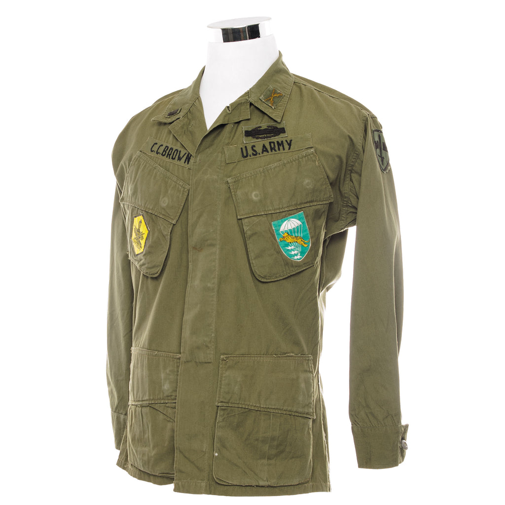 US ARMY TROPICAL COMBAT JACKET 2ND PATTERN 1966 VIETNAM WAR THE ARMY OF THE REPUBLIC OF VIETNAM SPECIAL FORCES, THE SOUTH VIETNAMESE REGIONAL FORCES, MACV AND INFANTRY PATCHES SIZE MEDIUM SHORT