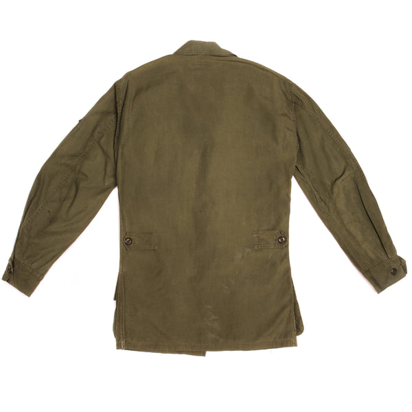 Vintage US Army Tropical Combat Jacket First Pattern 1963 Vietnam War Size Small Long With Patches.  8405-082-5567  DSA-1-2397-63-C