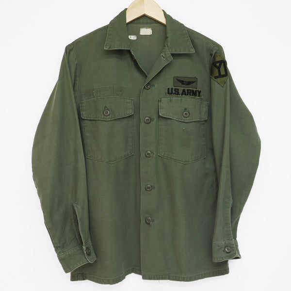 US ARMY UTILITY SHIRT P-64 P64 1976 26TH INFANTRY DIVISION PILOT AVIATOR PATCHS SIZE 15 1/2 X 33